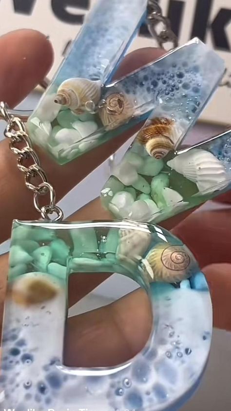 فن الرسم بالمسامير, Diy Resin Gifts, Diy Resin Earrings, Seni Resin, Epoxy Resin Diy, Resin Crafts Tutorial, Resin Art Painting, Diy Resin Projects, Resin Jewelry Diy