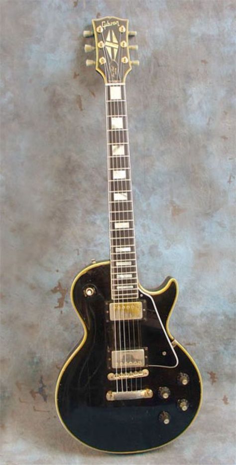 The Top 10 Greatest Gibson Guitars of All-Time   Gibson Guitar Corporation was founded on October 11, 1902, and has been making quality instruments ever since. However, most of you may agree with me and say they really started making good stuff in... Dream Guitar, Pure Wonder, Typography Drawing, Gibson Les Paul Custom, Musica Disco, Drawing Logo, Les Paul Guitars, Gibson Guitar, Les Paul Custom