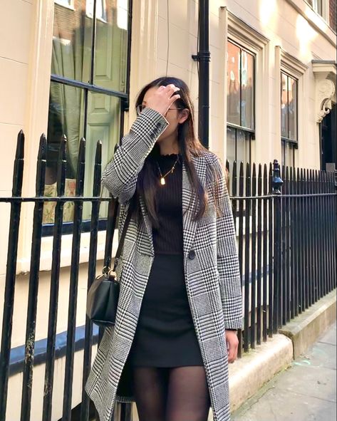 Long Black Skirt Outfit Winter Classy, Dogtooth Coat Outfit, Checked Coat Outfit, Black Skirt Outfit Winter, Long Black Skirt Outfit, Black Skirt Outfits, Checked Coat, Winter Skirt Outfit, Winter 22