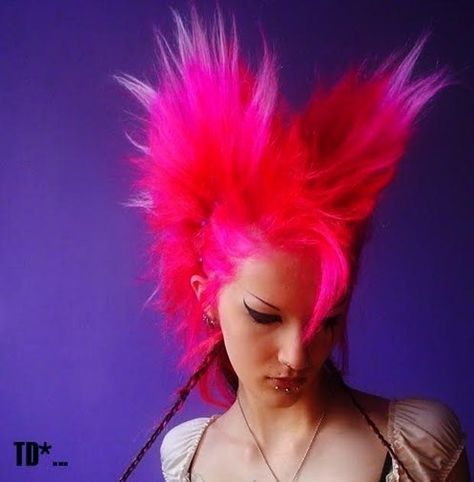 bright pink punk hair Franken Berry, Punk Haircut, Hair Dues, Punk Hairstyles, Punk Girls, Classic Punk, Lip Rings, Gothic Hairstyles, Mohawks