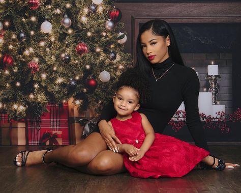 Mommy Daughter Photography, Mommy Daughter Photoshoot, Family Holiday Pictures, Christmas Baby Pictures, Christmas Poses, Christmas Family Photoshoot, Mommy And Me Photo Shoot, Parents Christmas, Beautiful Photoshoot Ideas