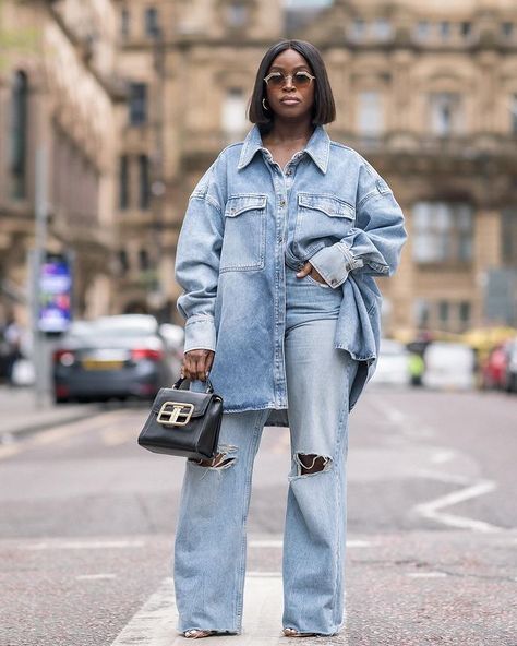 Looks Total Jeans, Looks Camisa Jeans, Double Denim Outfit, Wide Leg Jeans Outfit, Denim Street Style, Looks Jeans, Look Jean, Denim Outfits, Camisa Jeans