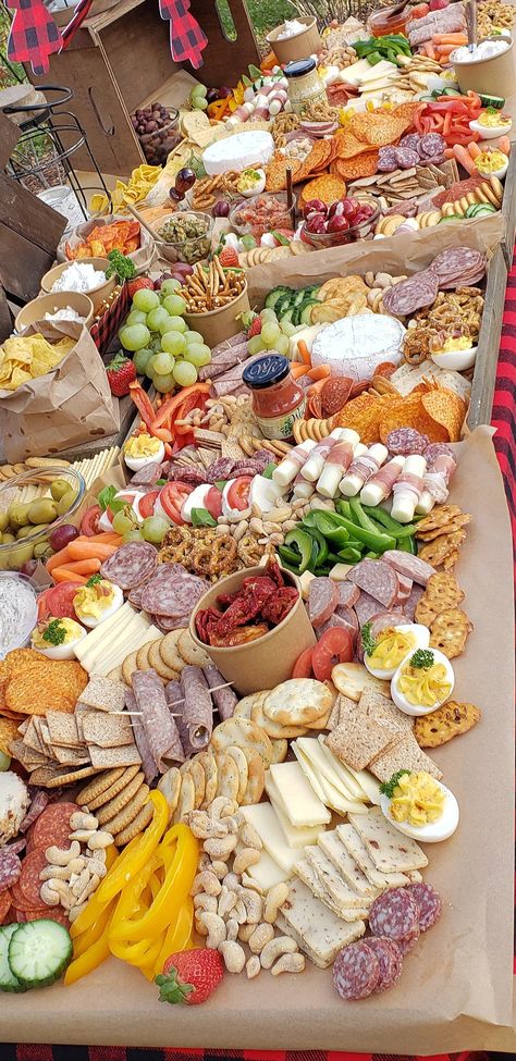 Charcuterie Rehearsal Dinner, Big Grazing Table, Grazing Table Diy Easy, Table Top Charcuterie, Sandwich Charcuterie Table, Pre Wedding Lunch Ideas, Large Table Charcuterie Board, Charcuterie Board Grazing Table, Charcuterie Board For 35 People