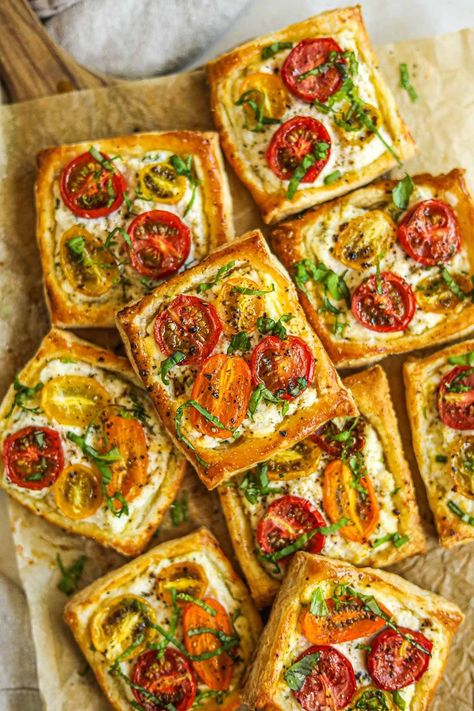 Tomato Tartlets with Puff Pastry • The Heirloom Pantry Tomato Tartlets, Tomato Tarts, Puff Pastry Recipes Savory, Sommer Mad, Cheesy Appetizer, Puff Pastry Appetizers, Pastry Appetizer, Tomato Tart, Pastry Tart