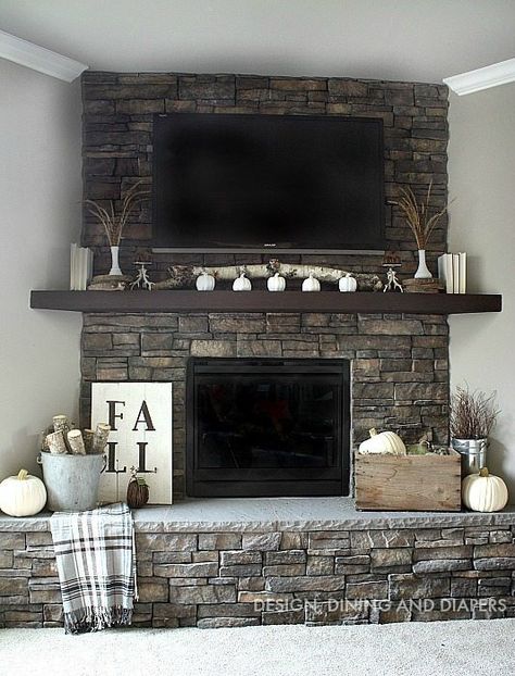 Rustic Fall Mantel - Taryn Whiteaker Decorate Fireplace, Rustic Mantle, Design Camino, Mantle Decorations, Mantel Design, Corner Fireplace, Fireplace Remodel, Home Fireplace, Fireplace Makeover