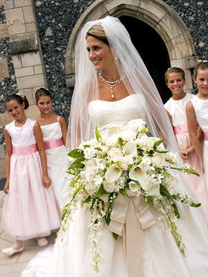 A stunning bride and her flower girls at Salisbury House White Orchid Bouquet, Lily Bridal Bouquet, Pastel Bouquet, Flower Girl Accessories, Dendrobium Orchids, Cascade Bouquet, Calla Lilies, Pastel Wedding, Wedding Flower Girl