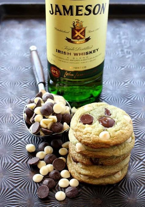 Festive Cookie Recipes, Boozy Baking, Cocktail Vodka, Boozy Chocolate, Mint Chocolate Chip Cookies, Boozy Desserts, Mint Chocolate Chip, Choc Chip Cookies, Mint Cookies