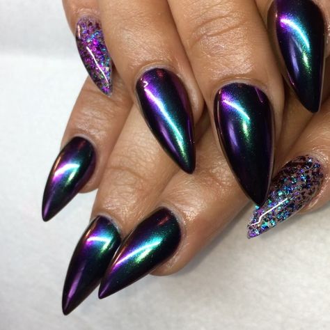 New set of baby stilettos for @wrappedinjules ☺️☺️☺Chameleon Chrome (duochrome) pigment from @wildflowersnails. This color is called… Matte Black And Chrome Nails, Chameleon Chrome Nails, Duochrome Nails, Chrime Nails, Wicked Nails, Purple Chrome Nails, Chameleon Nails, Galaxy Nails, Awesome Nails