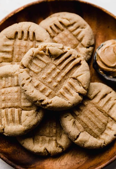 Copycat Cookies, Magical Food, Awesome Cookies, Cookies Peanut Butter, Skippy Peanut Butter, Honey Mustard Dipping Sauce, Classic Peanut Butter Cookies, Peanut Butter Cup Cookies, Crumbl Cookies