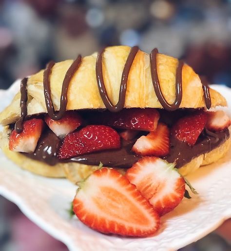 Dessert Croissant Recipe, Croissant Strawberry, Breakfast Strawberry, Croissant Bread, Food Flatlay, Breakfast Photography, Chocolate Breakfast, Croissant Breakfast, Croissant Recipe