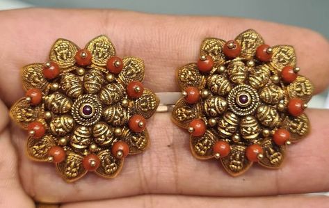 Coral Jhumkas Gold, Coral Studs In Gold, Nakshi Studs, Antique Necklace Gold, Coral Jewelry Set, Temple Jewellery Earrings, Antique Necklaces Design, Gold Earrings Models, Antique Gold Jewelry Indian