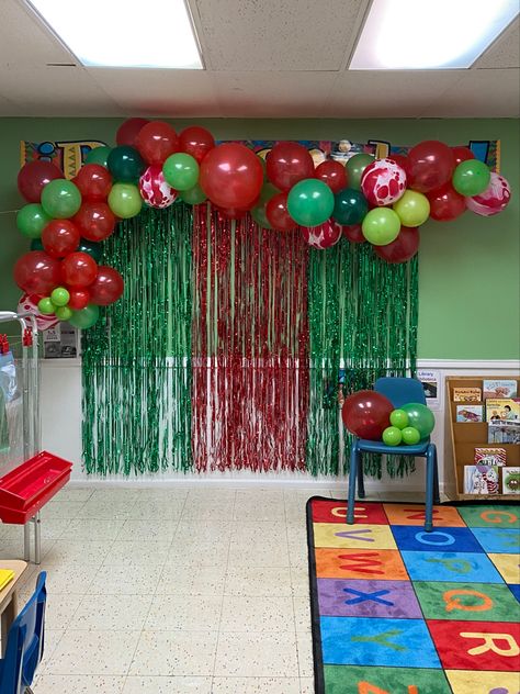 Red & Green Christmas Balloon Garland with Fringe. Christmas Party Decor. Balloon Garland With Fringe, Simple Party Decorations, Party Decorations Green, Christmas Balloon Garland, Christmas Party Decor, Red Green Christmas, Christmas Balloons, Red Balloon, Christmas Party Decorations