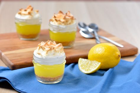 An Easter Favourite – Mini Mason Jar Meringues using our E.D.SMITH Lemon Spread! This EASY 6-ingredient light & lemony dessert is perfect for Easter weekend entertaining. Dessert Substitutes, Raspberry Mascarpone, Mason Jar Pies, Buttermilk Glaze, Pumpkin Spice Doughnuts, Pie Blueberry, Muffins With Chocolate Chips, Muffins With Chocolate, Lemon Treats