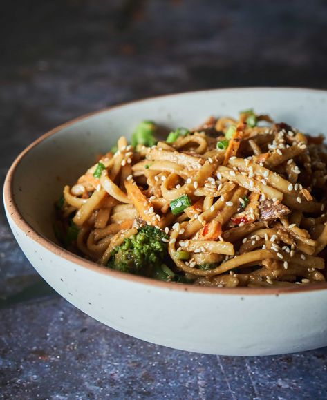 Vegetarian Udon Noodles, Vegan Udon Noodles, Vegan Udon, Peanut Noodles Recipe, Noodles With Peanut Sauce, Udon Noodles Recipe, Peanut Sauce Noodles, Udon Noodle, Vegan Noodles