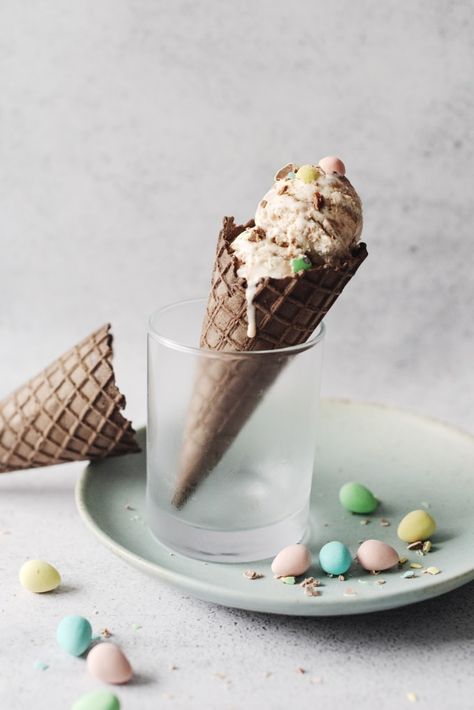 This easy no-churn ice cream has swirls of chocolate ganache and loaded with mini eggs for a sweet Easter treat #icecream #nochurnicecream #easterdesserts #minieggs | teakandthyme.com Egg Ice Cream, Easter Ice Cream, Pastel Desserts, Cream Photography, Ice Cream Photography, Spring Baking, Easter Desserts, Easter Desserts Recipes, Mini Egg