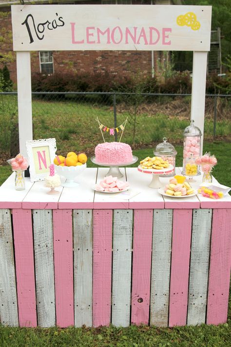 Sunshine & Lemonade first birthday party.  Sweet Little Details. Pink Lemonade Stand, Candy Bar Decoracion, Lemonade Stand Birthday, Lemonade Stand Party, Pink Lemonade Party, Her First Birthday, Lemonade Party, Circus Birthday, Birthday Themes