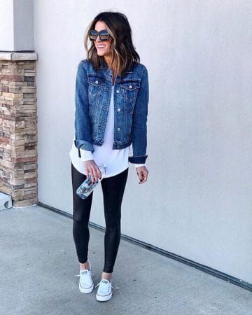 How To Style Jean Jackets: 12 Outfit Ideas To Copy - Cleo Madison Jean Jacket Outfits Fall, Blue Jean Jacket Outfits, Light Jean Jacket, Look Legging, Jacket Outfit Women, Jean Jacket Outfits, Mom Jeans Outfit, Denim Jacket Outfit, Black Jeans Outfit