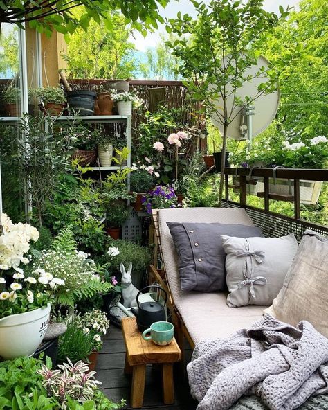 Small Space Balcony, Garden Small Space, Balcony Garden Diy, Balcony Gardens, Balcony Garden Ideas, Balcony Gardening, Apartment Balcony Garden, Garden Apartment, Gardens Ideas