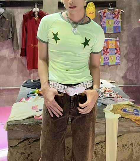 Real Y2k Men, Y2k Gay Fashion, 2010 Outfits Men, Twink Fashion Aesthetic Outfits, Twink Fashion, Queer Fashion Guys, Yellow Shoes Outfit, Guy Fits, Indie Girl