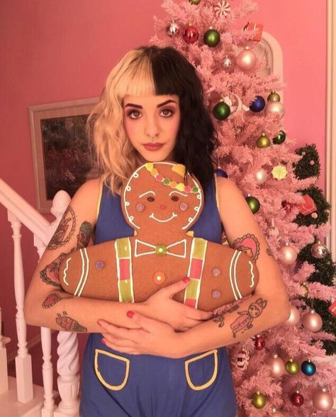 I'm frosty, I don't need a man who make my life sweet Doe Deere, Mealine Martinez, Baby Crying, Celebrity Art, Famous Celebrities, Her Music, Melanie Martinez, Gingerbread Man, Adele