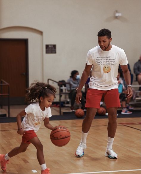 Basketball Mom Aesthetic, Kids Playing Basketball, Kids Playing Sports, Basketball Family, Kids Playing Football, Basket Girl, Dad Aesthetic, Girl Basketball, Toddler Basketball