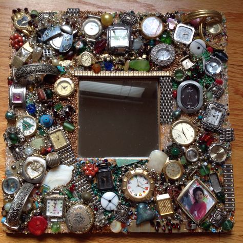 Decorated with old watch parts, bead sect. Crystal Jewelry Diy, Old Jewelry Crafts, Costume Jewelry Crafts, Vintage Jewelry Diy, Diy Jewelry To Sell, Vintage Jewelry Ideas, Jewelry Frames, Vintage Jewelry Repurposed, Diy Jewelry Holder