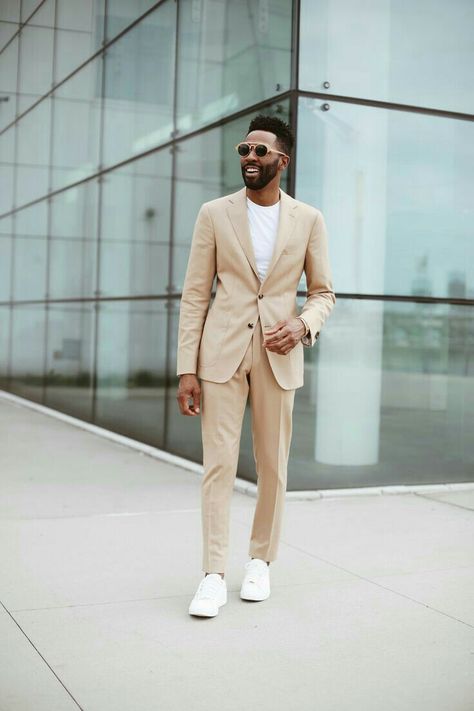 Suit With Sneakers, Khaki Suit, Suits And Sneakers, Terno Slim, Suits Style, Dress Professional, Tan Suit, White Sneakers Men, Beige Suits