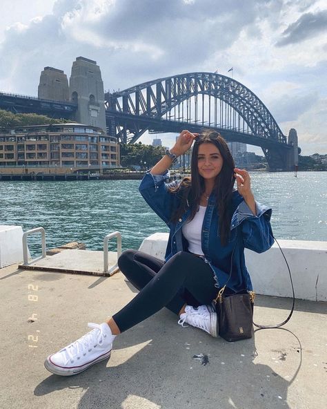 Jess Conte Outfits, Grand Canyon Outfit, Jess And Gabe, Jess Conte, Outfit Oversize, Harbour Bridge, Man Photography, White Shoes Sneakers, Simple Outfit