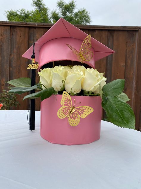 Graduation floral box Graduation Arrangements Gifts, Graduation Crafts High School, Graduation Gift Box Ideas, Grad Bouquet Ideas, Graduation Arrangements, Graduation Flowers Bouquet, Graduation Captions, Graduation Flower Bouquet, Graduation Treats