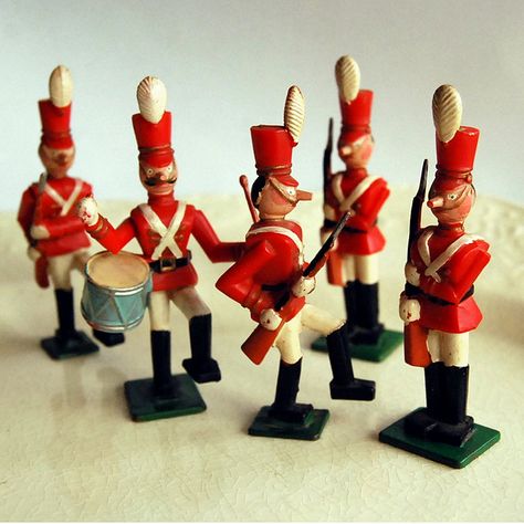 Babes in Toyland Disneykins Toy Soldiers by Marx, 1961. Photo by calloohcallay shared via Flickr. Eight different hand-painted molded plastic toy soldiers were released by Marx in 1961, following the launch of the film "Babes in Toyland." Vintage Toy Soldiers, Christmas Toy Soldiers, Soldier Toys, Plastic Toy Soldiers, Tin Soldier, Disney World Christmas, The Mechanisms, Monster Toys, Disney Vintage