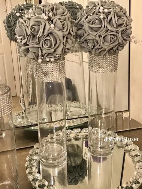 Silver Ball Decoration, Silver Table Centerpiece Ideas, Silver Centerpieces For Party, Gray Centerpieces, Tall Wedding Centerpieces Elegant, Silver Centerpieces, Silver Wedding Decor, Silver Wedding Centerpieces, Wedding Decor Reception