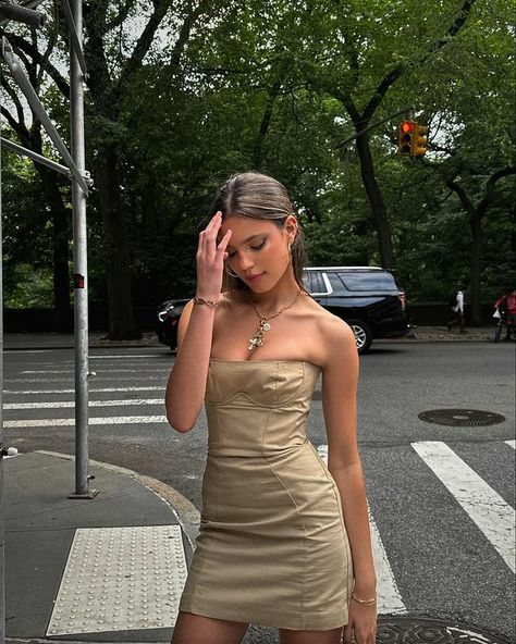 @ellamendelsohn Model Makeup Looks, Ella Mendelsohn, Self Care Summer, Minimalist Instagram, Jewellery Aesthetic, Light Feminine, Coquette Outfit, Fashion Dark, Dresses Luxury