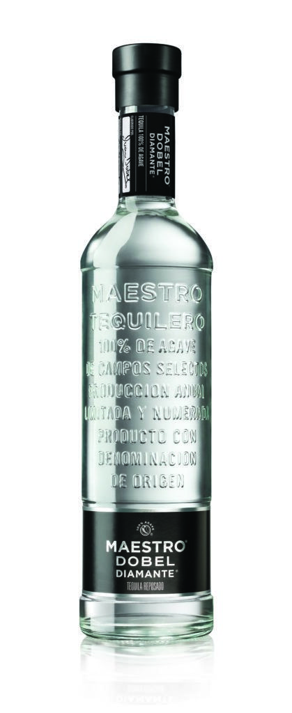 Estamos en el mes patrio y, como a los mexicanos nos gusta celebrar con nuestra familia, y no puede faltar un buen tequila. Hoy te decimos dónde encontrar descuentos en esta bebida que nos enorgullece y que además puedes recibir directo en tu casa. Este año nuestras celebraciones han sido distintas, pero la buena noticia […]
The post Para que des el grito: tequilas que encuentras en oferta appeared first on Chilango. Bottle Design, Tequila, Vodka Bottle, Liquor, Vodka, Google Search, Drinks, Design