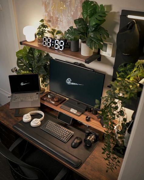 Happy Setup 👨‍💻 📸 @_lifeofsx If you like setup related content follow Us... #mousepad #deskmat #deskgoals #deskdecor #desksituation #officeinspo #officeinspiration #setupinspiration #minimalsetups #workspace #workspacegoals #workspaceinspo #desksetup #desksituation #deskaccessories #deskinspo #workstation #deskinspirationation #homeoffice #whatsonmydesk #designyourworkspace #designyourworkspace #desktour #gamingsetup #workstations #gaming #tech #codingsetup #explore #explorepage Mens Desk Setup, Monitor And Laptop Desk Setup, Computer Desk Setup Aesthetic, Gaming Set Up Aesthetic, Macbook Desk Setup, Black Desk Setup, Gaming Set Up, Pc Bedroom, Setup Inspiration