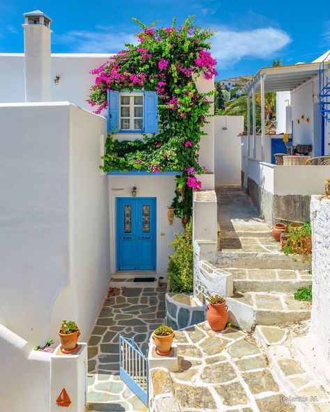 ValantisM on Instagram: “The  Blooming alleys of Paros 😍lefkes village😍😍don't forget to check 👉 @valantism.gr 🎶💙 💙 kalinicta dear friends🙋‍♂️😊🥂🎶 !!!! .  #paros…” Greek Houses Exterior, Greek Homes, Greece Homes, Greece House, Santorini House, Paros Greece, Greek Villas, Eksterior Modern, Greek House