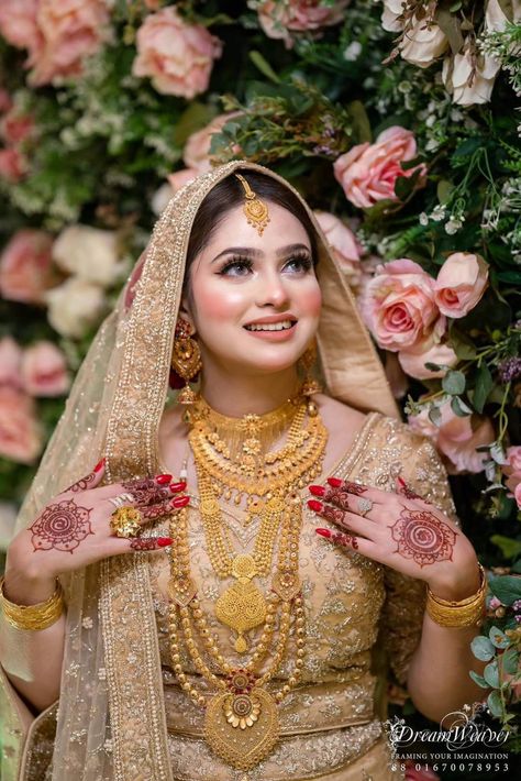 Indian Bride With Gold Jewellery, Indian Bride Gold Jewellery, Wedding Necklaces For Bride Gold, Waleema Bride, Muslim Bridal Look, Muslim Brides Indian, Pakistani Bridal Makeup Hairstyles, Walima Bride, Bangladeshi Bride