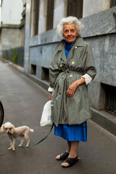 Miss Moss : old ladies = stockings with sandals The Sartorialist, Miss Moss, Figure Reference, Advanced Style, Old Lady, Old Woman, Old People, Street Photo, Look Younger