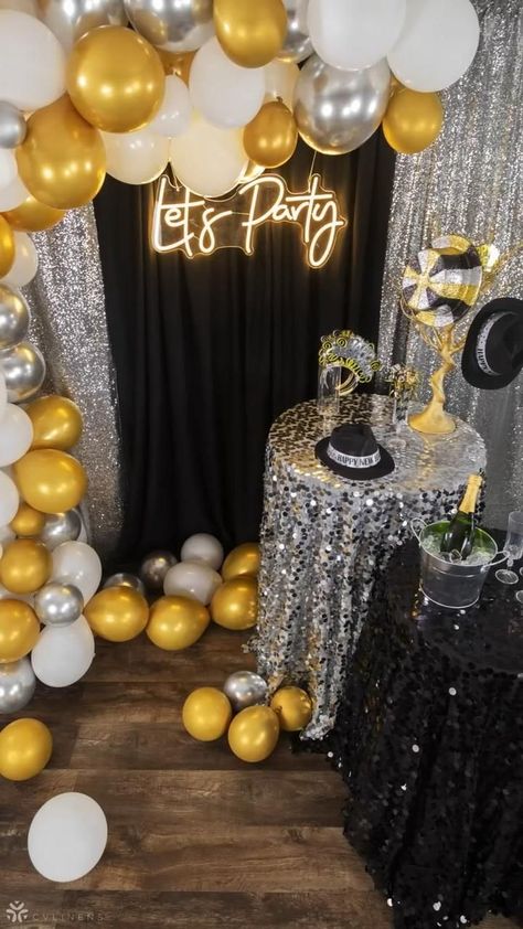 Glitz And Glamour Party, Decorations Diy Party, New Year's Eve Backdrop, Diy Nye, New Years Eve Party Ideas Food, New Years Eve Party Ideas Decorations, Party Photo Booth Backdrop, Diy Photo Booth Backdrop, Combined Birthday Parties