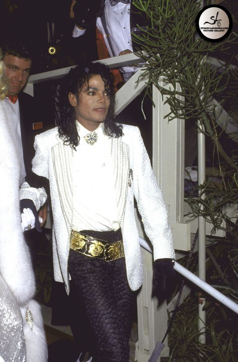 Such a handsome man ❤❤ Michael Jackson 1991, Hee Man, Photos Of Michael Jackson, Oscar Fashion, Joseph Jackson, Michael Jackson Bad, Michael Jackson Pics, King Of Pop, Paris Jackson