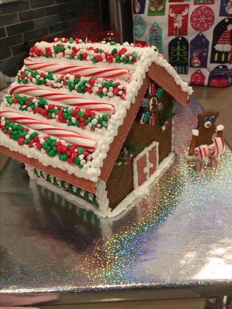 Gingerbread House Roof, Graham Cracker Gingerbread, Graham Cracker Gingerbread House, Easy Gingerbread House, Homemade Gingerbread House, Gingerbread House Ideas, Gingerbread House Candy, Cool Gingerbread Houses, Gingerbread House Recipe