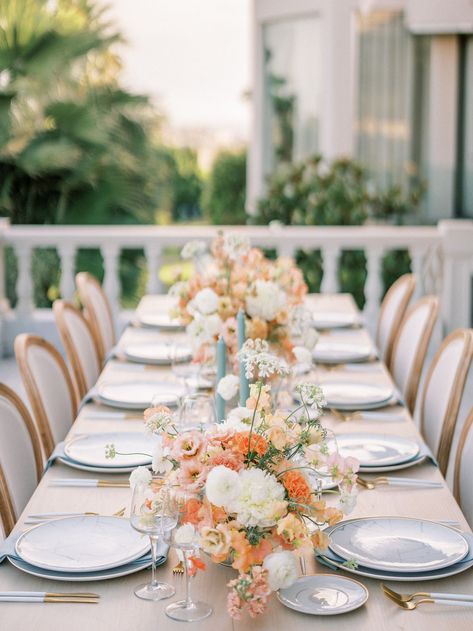 Spring wedding inspiration in Athens with a modern elegant vibe | Athens Wedding Inspiration | Gallery | Item 30 French Country Floral Arrangements, Spring Wedding Tables, Wedding Table Settings Pink, Circular Wedding Table Decor, Wedding Arrangements Table, Garden Wedding Table Decor, Romantic Spring Wedding Ideas, Spring Wedding Table Decor, Timeless Spring Wedding