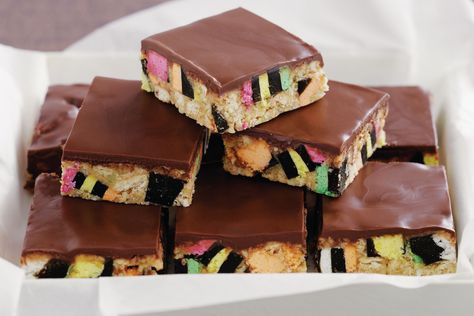 Licorice Slice, Clinkers Slice, Christmas Slices, Vanilla Slice Recipe, Jam Biscuits, Licorice Allsorts, Chocolate Caramel Slice, Portable Dessert, Easy Slice