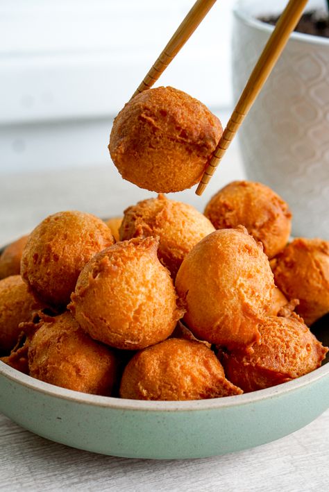 Sata Andagi is a deep fried Japanese donut ball from Okinawa. It's colloquially called "dango" at many Japanese American obon festivals. Japanese Pastries Recipe, Japanese Donut, Okinawa Donut Recipe, Fried Mochi, Japanese Takoyaki Recipes, Okinawa Breakfast, Japanese Donuts, Sata Andagi, Japanese Takoyaki