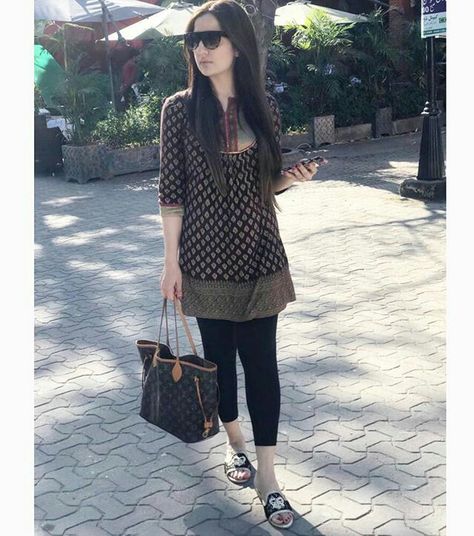 Short Kurti Designs, Simple Kurta Designs, Casual Indian Fashion, Simple Kurti Designs, Desi Fashion Casual, Casual College Outfits, Stylish Short Dresses, Trendy Dress Outfits, Kurti Designs Party Wear