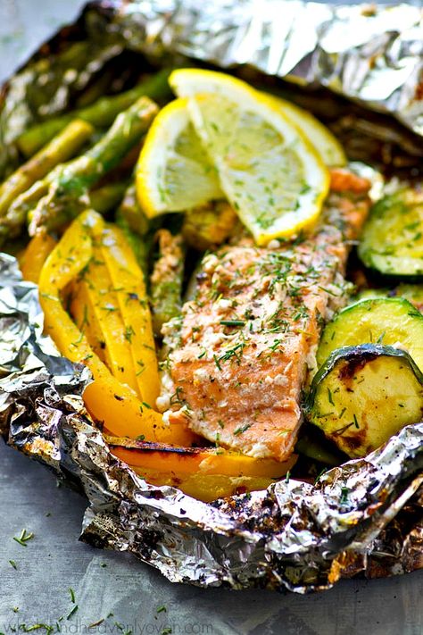 These grilled salmon veggie packets are an entire summer meal-in-one that's ready in under 20 minutes with only a few simple ingredients! Feel free to use your favorite summer veggies. Garlic Herb Salmon, Steak Foil Packets, Salmon Packets, Foil Meals, Cooking Salmon Fillet, Salmon Foil Packets, Herb Salmon, Salmon In Foil, Foil Pack Meals