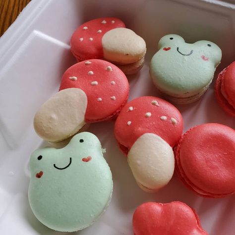 Cottagecore Deserts, Mushroom Macarons, Cottagecore Birthday Party Decor, Cottagecore Cookies, Cottagecore Desserts, Cottagecore Birthday Party, Cute Baked Goods, Cottagecore Birthday, Macaron Ideas