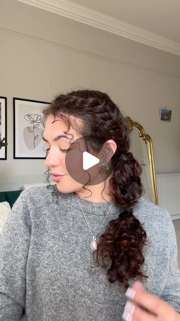 Sophie Marie on Instagram: "Curly hairstyle idea for summer: chunky plait braid 🐚🧜🏽‍♀️  ✨The top section involved the process of twisting and gathering more hair as I reached behind my ear.   ✨Then I thread this twist through my ponytail. This is a good way to ensure your whole plait doesn’t fall out. I wrapped a piece of hair around the hair band to hide it and continued to plait down the hair. I love leaving lots of curls out at the bottom but it’s up to you ❤️  Using the @fableandmane moisturising leave in spray ✨  Send to your curlfriends who’d also love this style 💌 x" Curly Ponytail Braid, Curly Hair Plaits, Curly Hair In Ponytail, Curly Braid Hairstyles, Curly Side Braid, Summer Updos, Idea For Summer, Plait Braid, Curly Braids