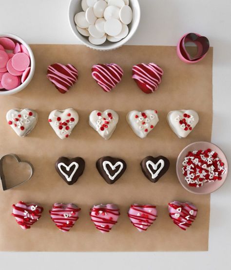 No-Bake Oreo Heart Truffles - Moribyan Heart Truffles, Oreo Truffles Recipe, Hawaiian Sweet Rolls, Crushed Oreos, Oreo Truffles, Chocolate Drip, Chocolate Sprinkles, Heart Cookies, Valentines Food