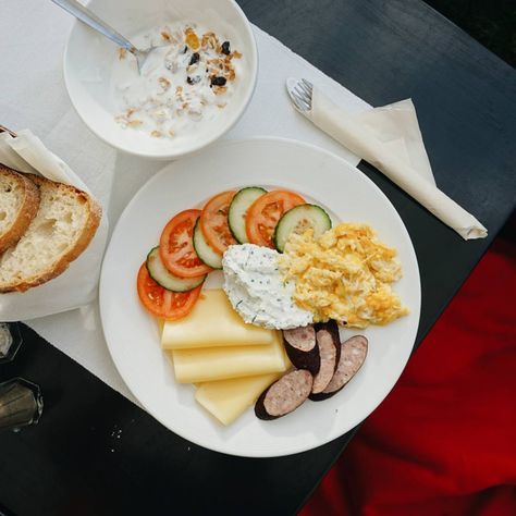 The 10 Best Breakfasts And Brunches In Gdańsk Polish Breakfast, Breakfast On A Budget, Poland Food, Breakfast Around The World, Bagel Bar, Homemade Pancake Mix, Breakfast Platter, Breakfast Places, Brunch Dishes