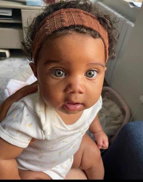 Curly Hair Baby, Newborn Black Babies, Caramel Baby, Mother Daughter Fashion, Mommy Moments, Baby Light, Beautiful Black Babies, Adorable Newborn, Baby Prep